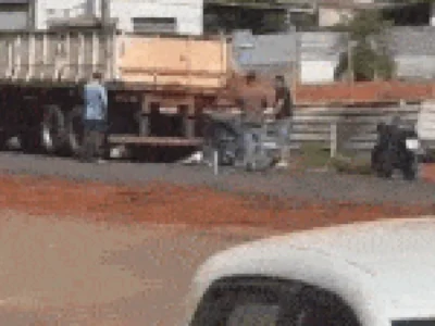Homem se esconde embaixo de caminhão para fugir da polícia em Ribas do Rio Pardo