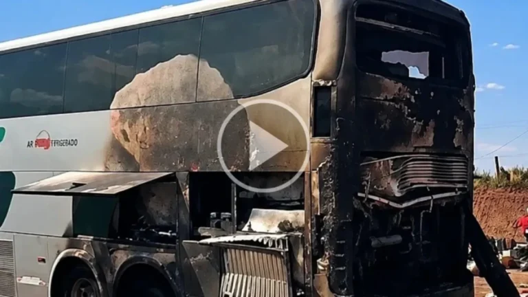 Ônibus pega fogo e assusta passageiros na BR-163, em Jaraguari