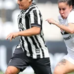 São Paulo goleia, assume liderança e decide 1º lugar com Corinthians